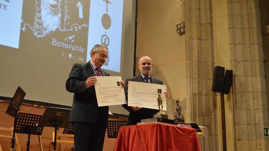 Acto de hermanamiento entre los presidentes de ambas juntas, Roberto Ponce y Paulino Galván, e intercambio de regalos entre los concejales Felipe Gutiérrez (Ávila) y Mariam Martínez.