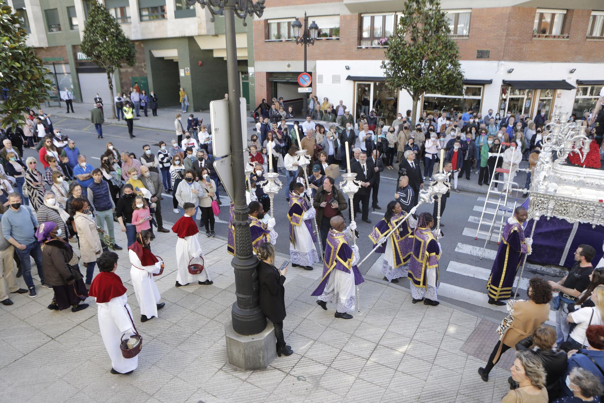 EN IMÁGENES: Así fue la procesión de los Estudiantes en Oviedo