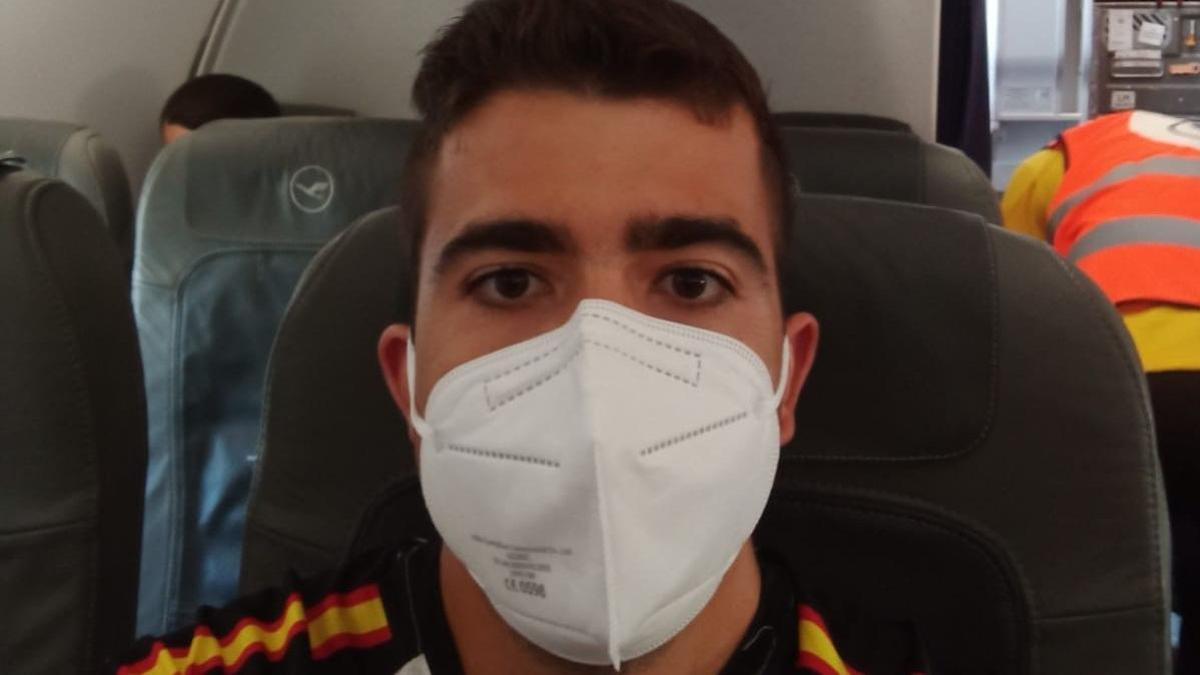 Adrián Castaño, en el avión que le lleva a Tokio