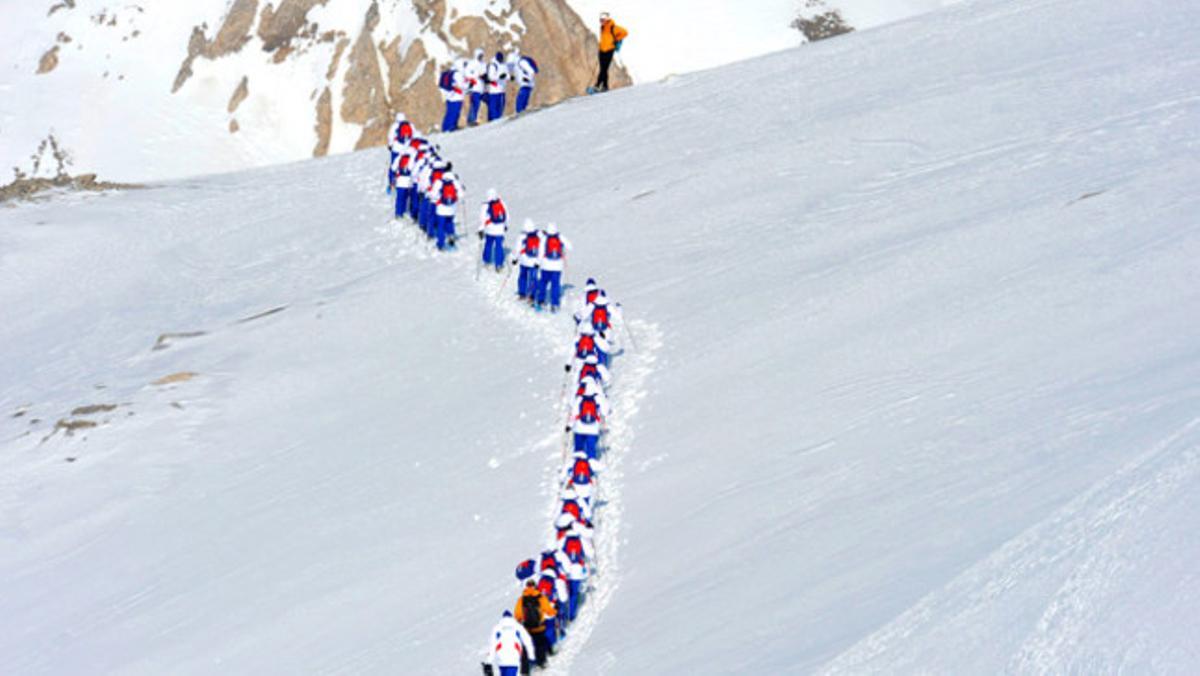 La selecció francesa de futbol camina sobre la neu d¿una muntanya alpina com a part de la seva preparació per a la copa mundial que se celebrarà a Sud-àfrica.