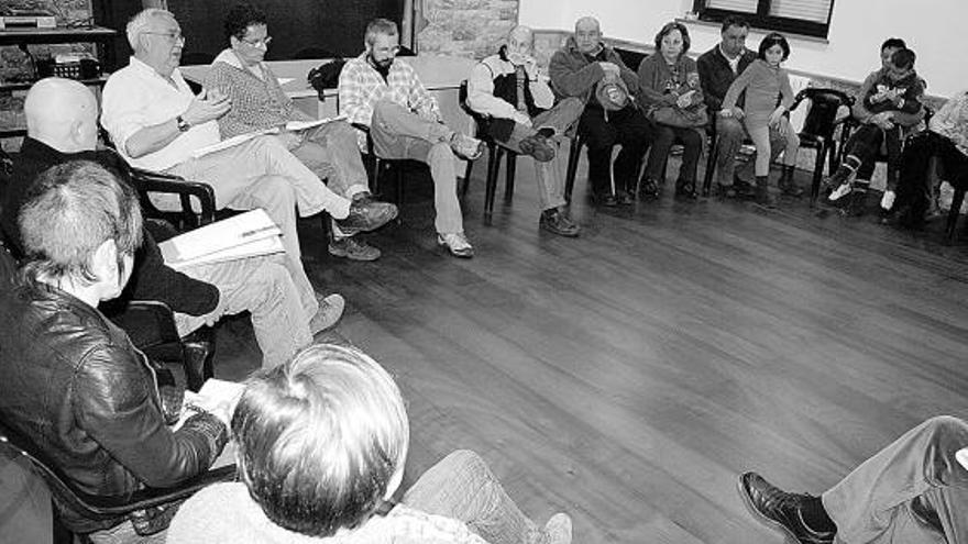 Grupo de personas asistentes, ayer, a la asamblea de Pesoz.