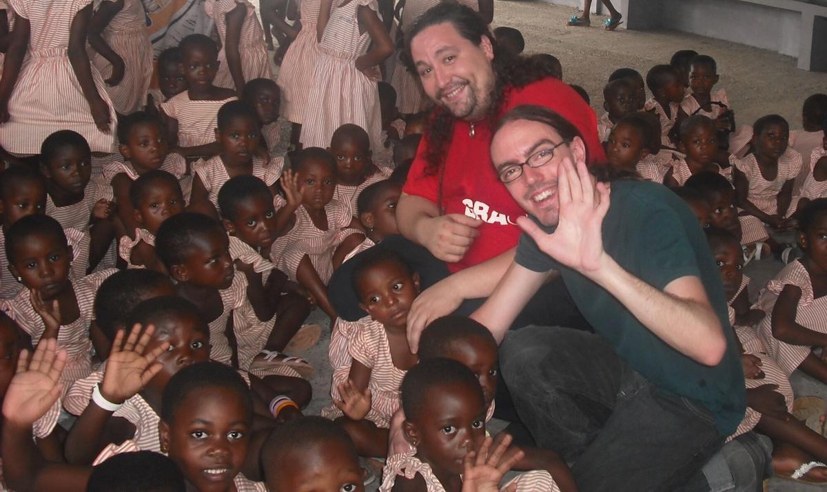 EL MAGO PACO GONZALEZ RELATA SU EXPERIENCIA EN UN VIAJE DE COOPERACION A GUINEA ECUATORIAL , EN LA FOTO JUNTO A SU COMPAÑERO EL MAGO ZAMORANO MIGUEL ANGEL GEA