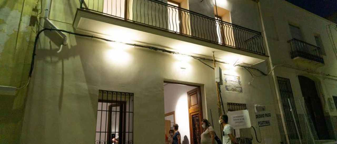 A la izquierda, el alcalde y la concejala de Cultura con tres de los hijos del lexicógrafo, en el acto del viernes. A la derecha, fachada de la casa, en la calle Sant Doménec.