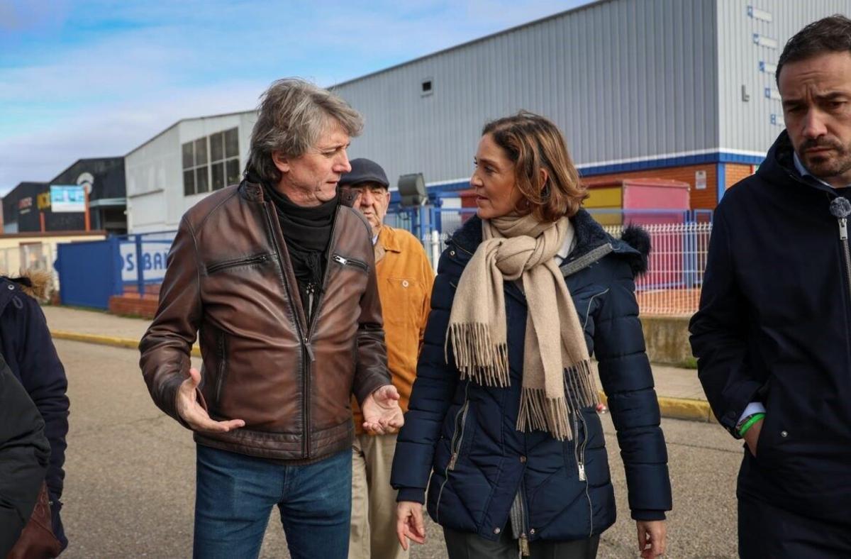 El candidato socialista Carlos Martínez y la ex ministra y portavoz del Grupo Socialista en el Ayuntamiento de Madrid, Reyes Maroto, en Venta de Baños (Palencia), esta semana.