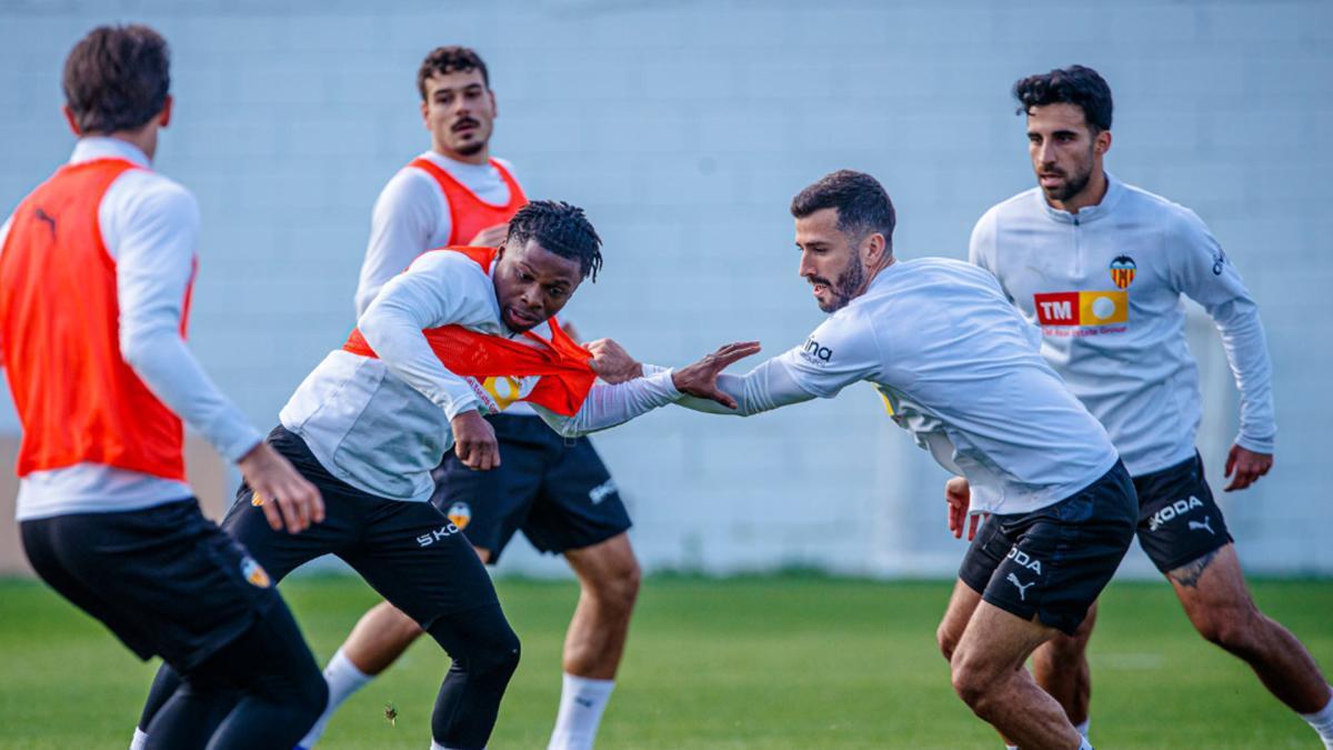 Ramazani y Gayà, durante un entrenamiento del Valencia CF