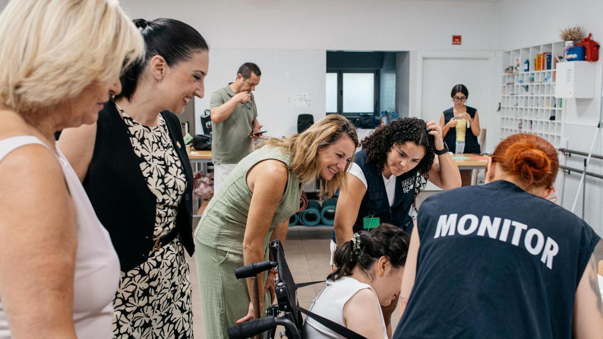 La alcaldesa, Begoña Carrasco, ha visitado la escuela de verano junto a las edilas Clara Adsuara y María España.