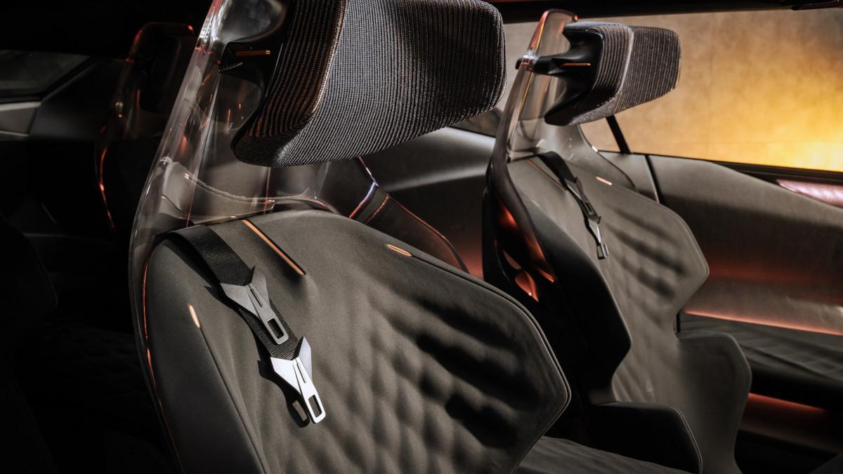 Los asientos delanteros tienen respaldo transparente y reposacabezas flotantes, como si se tratara de piezas de mobiliario deportivo.