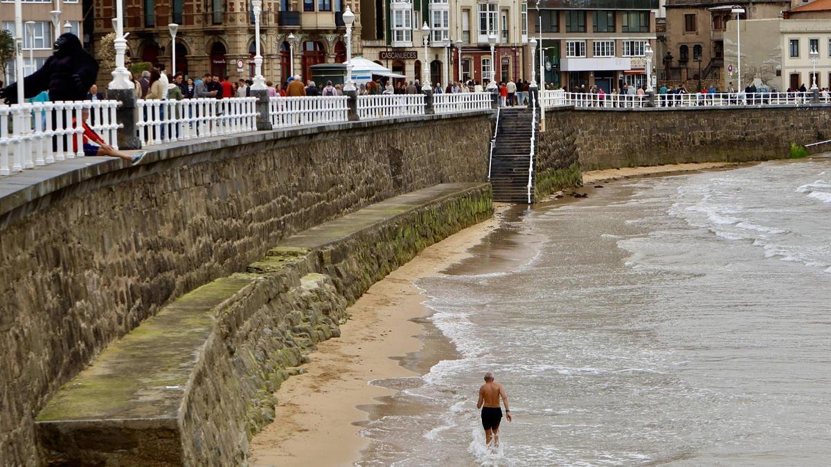 La temporada de baños arranca el 1 de mayo en Gijón: "Que haya socorristas da más seguridad"