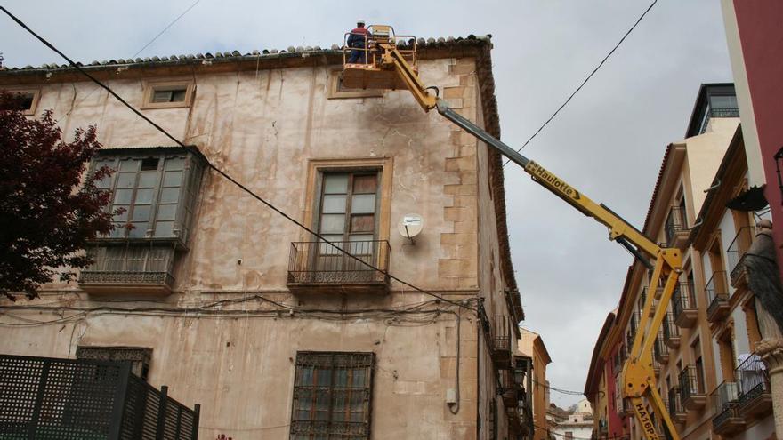 El colegio de las Mercedarias de Lorca clausura su puerta de la calle Cava por el peligro de desprendimientos de un inmueble
