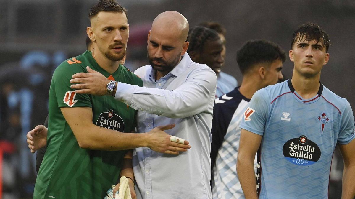 El portero Radu con el entrenador Claudio Giráldez.