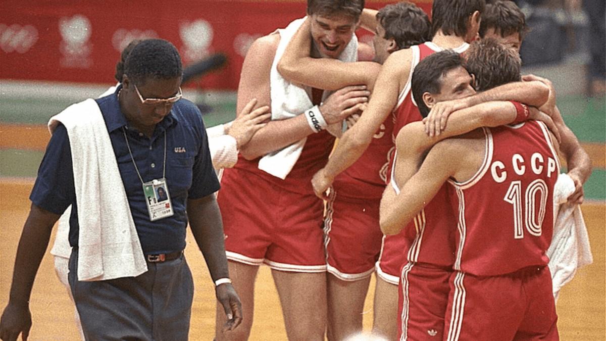 La Unión Soviética celebra su triunfo en semifinales ante Estados Unidos en los JJOO de Seoul de 1988