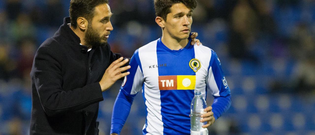 Planagumà da instrucciones a Juanjo Nieto ante el Villarreal B.