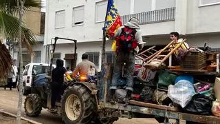 Guadassuar trabaja para recuperar la normalidad entre música y barro