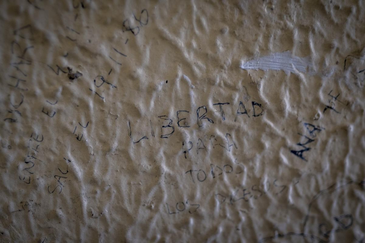 Inscripciones a bolígrafo en la pared de una celda.