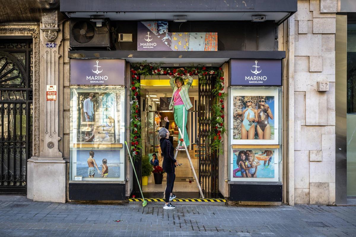 Preparativos y decoración de Sant Jordi en una tienda del centro de Barcelona