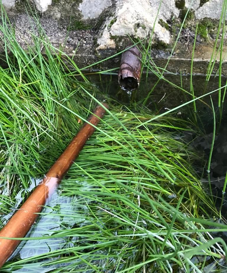 El agua vuelve a brotar de la fuente de San Joan en la cima de la sierra del Fraile de Biar.