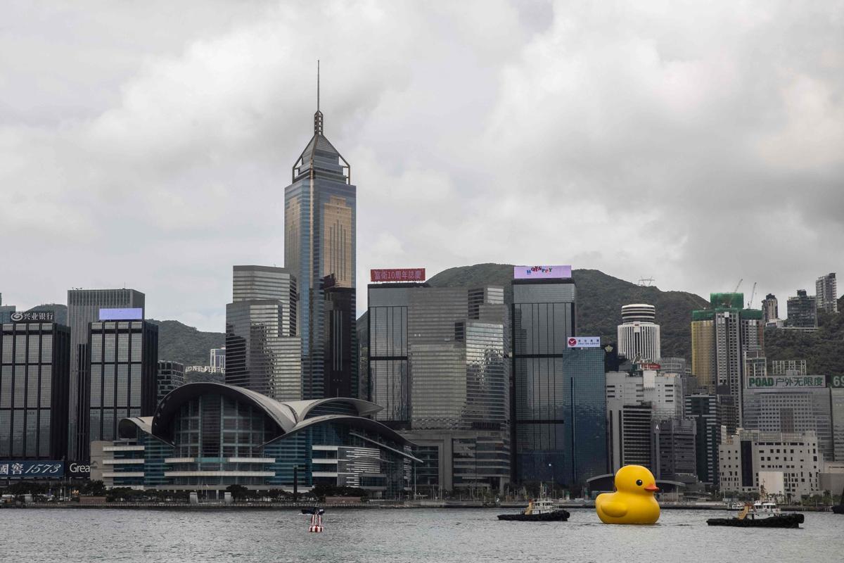 Los patos de goma del artista Florentijn Hofman, en el puerto de Hong Kong