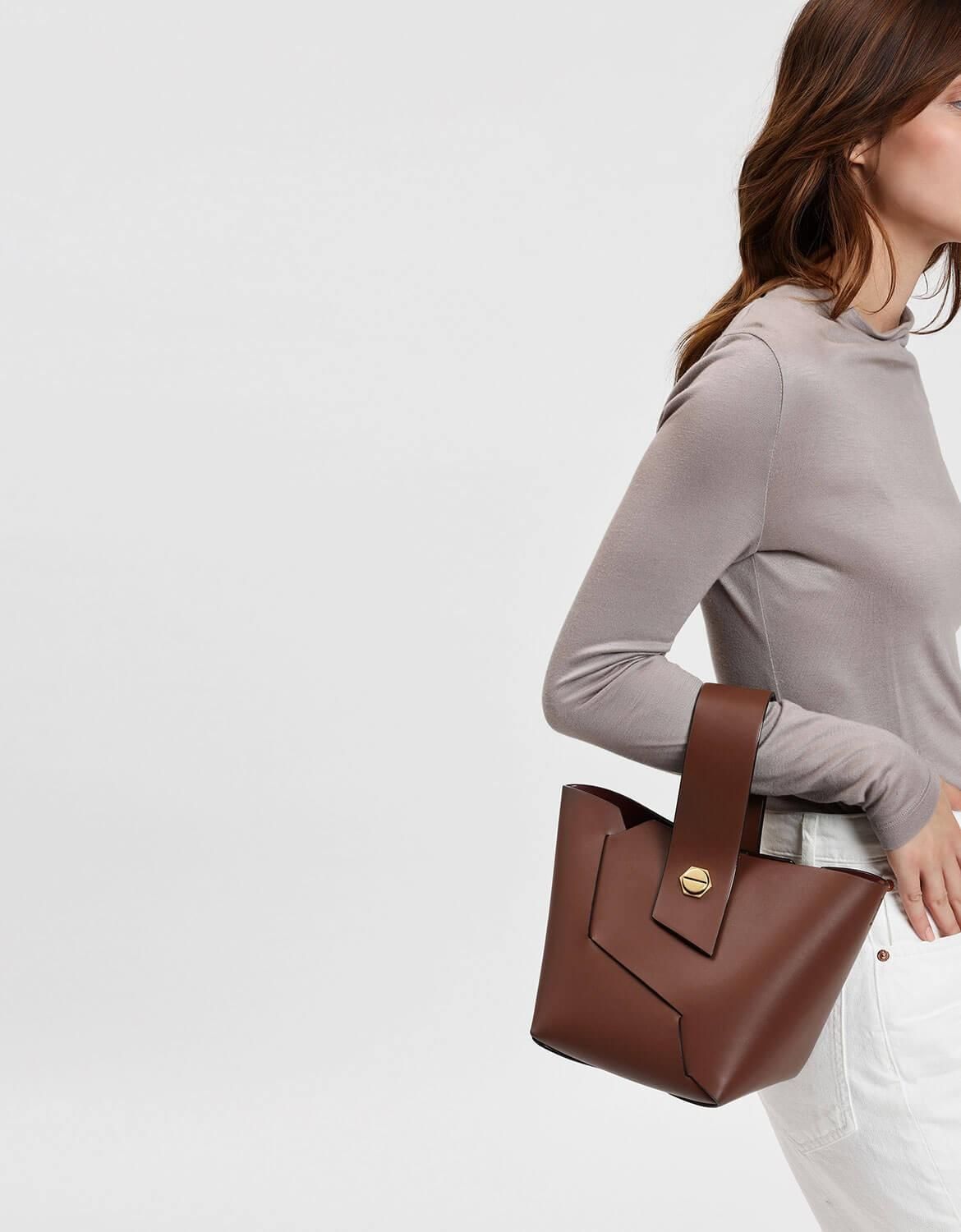 El bolso tipo 'bucket' de Charles & Keith