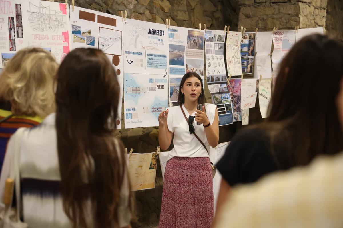 Un estudiante participante en el proyecto expone, este martes, su trabajo a los compañeros