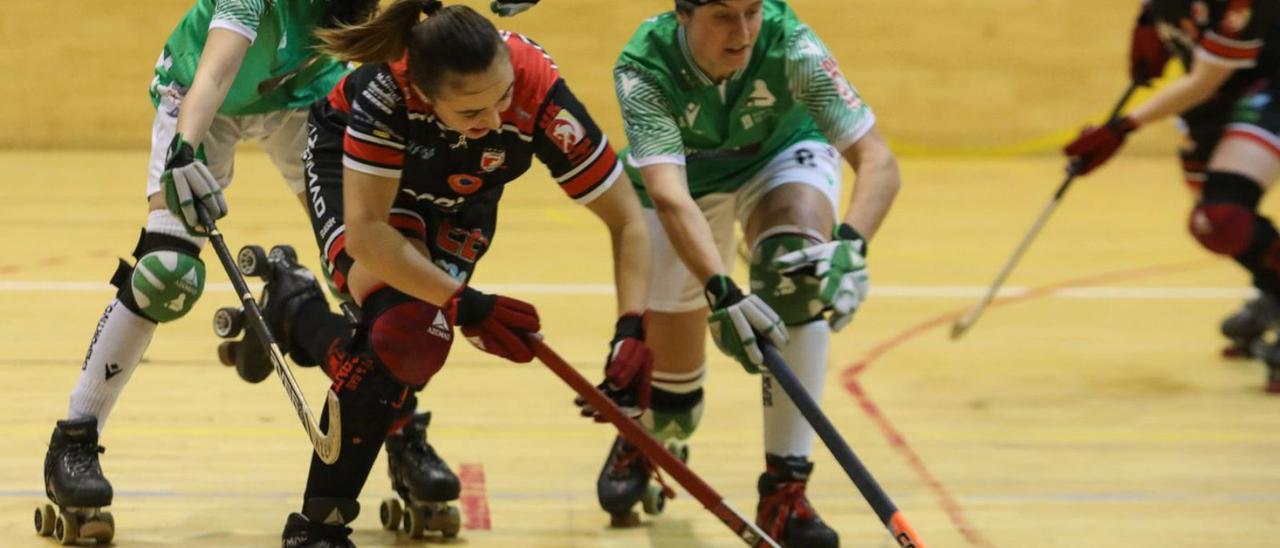 Lucía Yáñez y María Sanjurjo presionan a Sara Roces, jugadora del Gijón, en el partido de ayer.