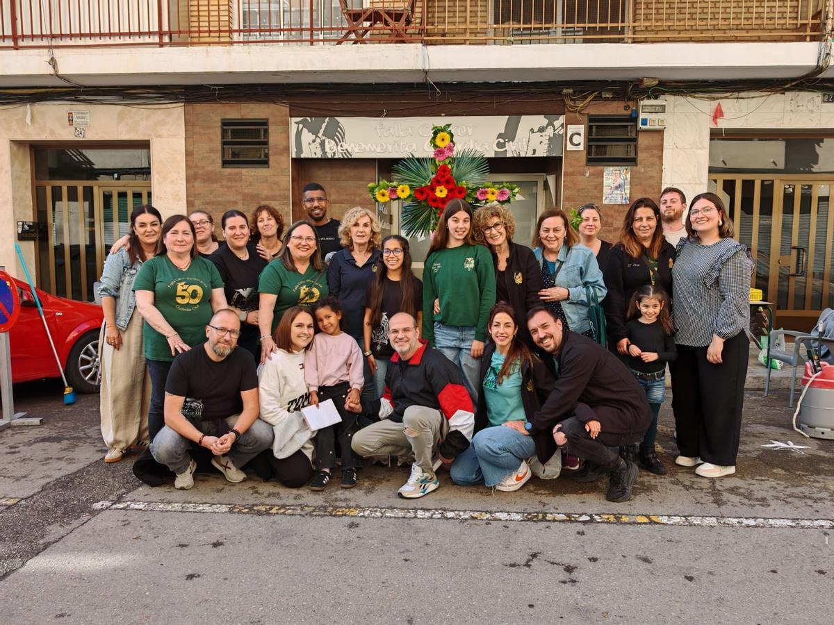 Creu de maig Falla Carrer Benemérita con la comisión.