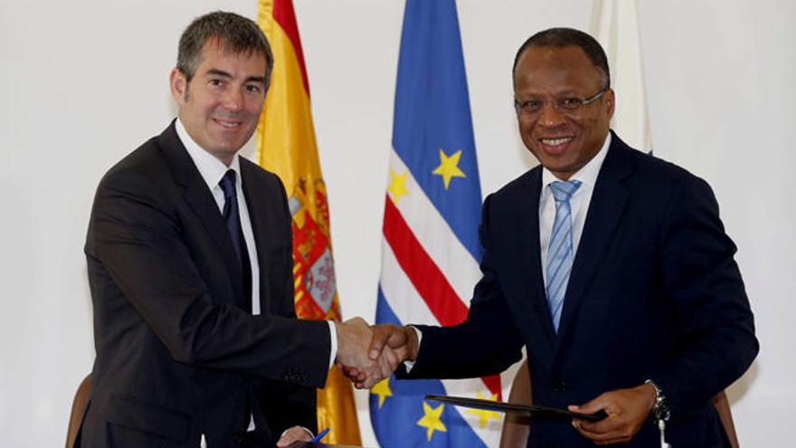 El presidente del Gobierno de Canarias, Fernando Clavijo (i), y el primer ministro de Cabo Verde, José Ulisses Correia (d), durante la firma de la declaración final de la IV Cumbre entre Cabo Verde y Canarias, celebrada hoy en Praia