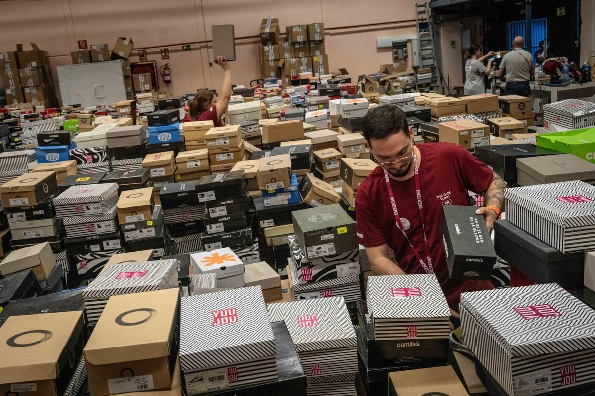 Ambiente en el outlet efímero de la cadena de zapaterías Casas, que ofrece descuentos en marcas como Converse, Aro o Camper, en Barcelona, el 22 de octubre de 2025.