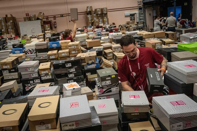 Un gran outlet de zapatos trae a Barcelona gangas de marcas como Birkenstock, Camper o Converse