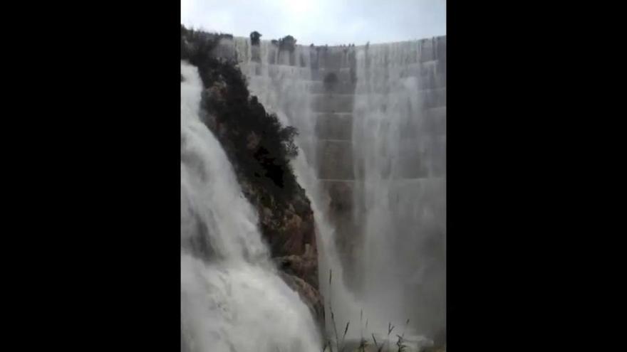 El pantano de Tibi, desbordado