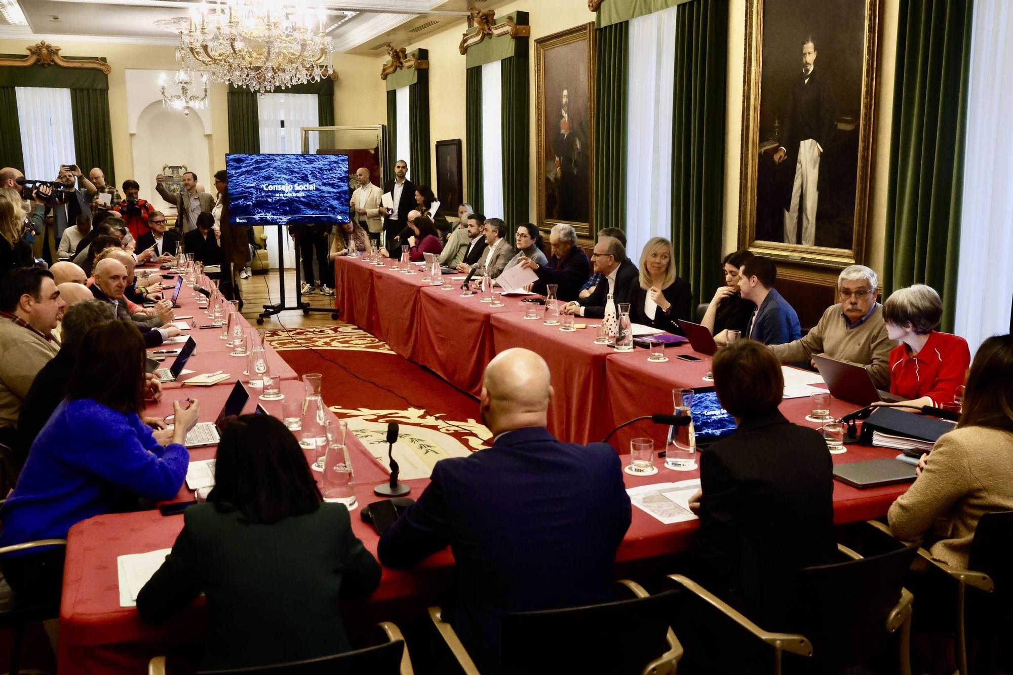 Así fue el tenso Consejo Social por Naval Gijón (en imágenes)