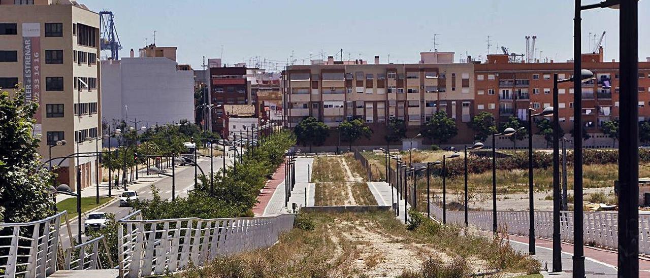 El barrio de Natzaret y (en primer plano) las vías del tranvía inacabadas.