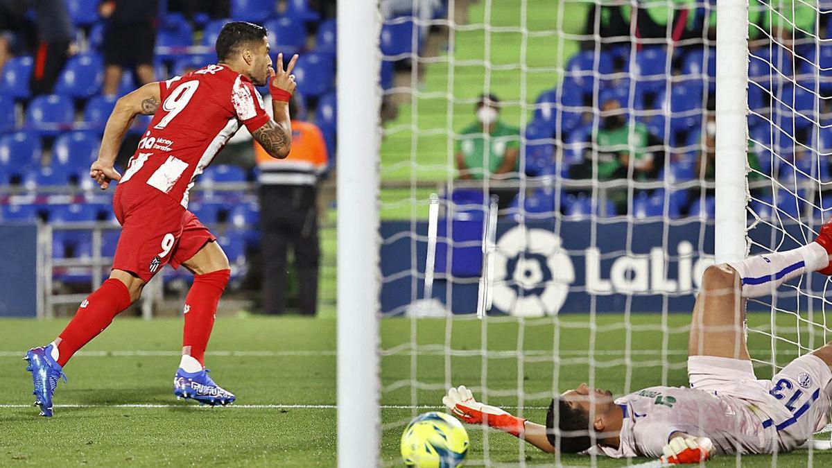 El uruguayo Luis Suárez celebra el primero de sus dos goles de ayer en el campo del Getafe. |  // REUTERS