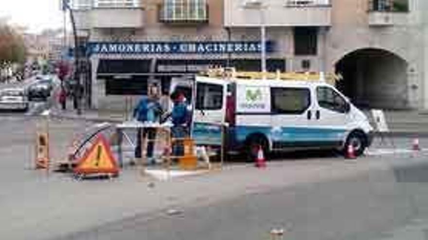 Un equipo de Telefónica instala fibra óptica en la zona de San Lázaro, frente a la iglesia.