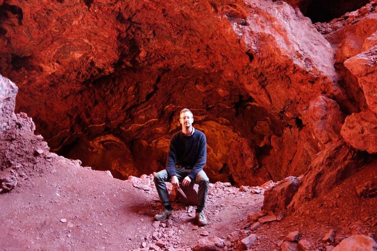 Will Hunt ante una cueva en Australia