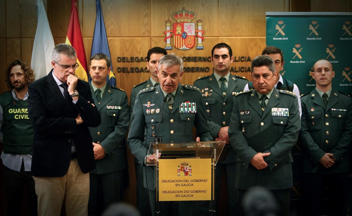 GRAF346  LA CORUNA  ESPANA   02 01 2018 - El coronel de la Unidad Central Operativa  UCO  de la Guardia Civil  Manuel Sanchez Corbi  c   y el coronel Francisco Javier Jambrina Rodriguez  d   jefe de la Comandancia de la Guardia Civil  comparecieron hoy en rueda de prensa acompanados por el delegado del Gobierno en Galicia  Santiago Villanueva  i   para dar cuenta de los pormenores de la detencion del autor confeso de la muerte de la joven madrilena Diana Quer  EFE Cabalar