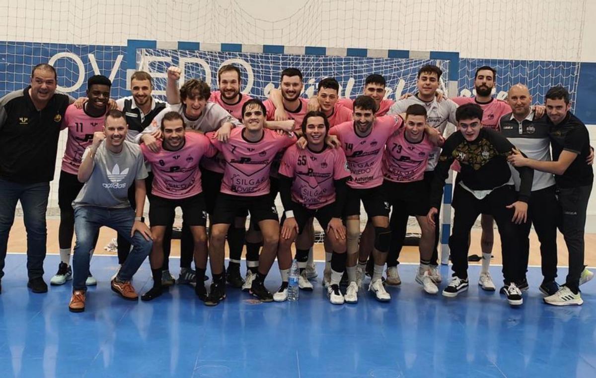 Jugadores y técnicos del Vetusta, ayer, celebrando el empate ante el Soria.