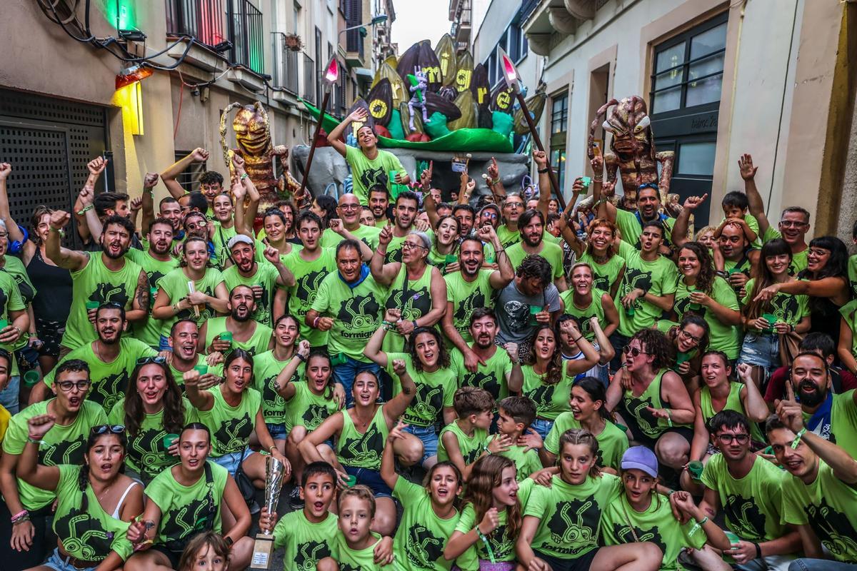 La calle Progrés se ha proclamado ganadora del concurso de decoraciones de la Fiesta Mayor de Gràcia de este año 2023. En esta ocasión, la temática en la que han trabajado los vecinos ha sido la película Bichos, bajo el nombre de Formigres.