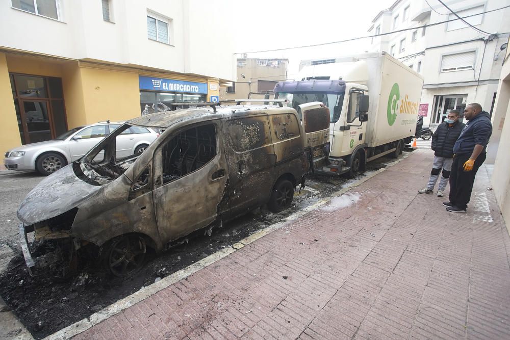 Un piròman crema vehicles i contenidors a Sant Feliu de Guíxols i Palamós