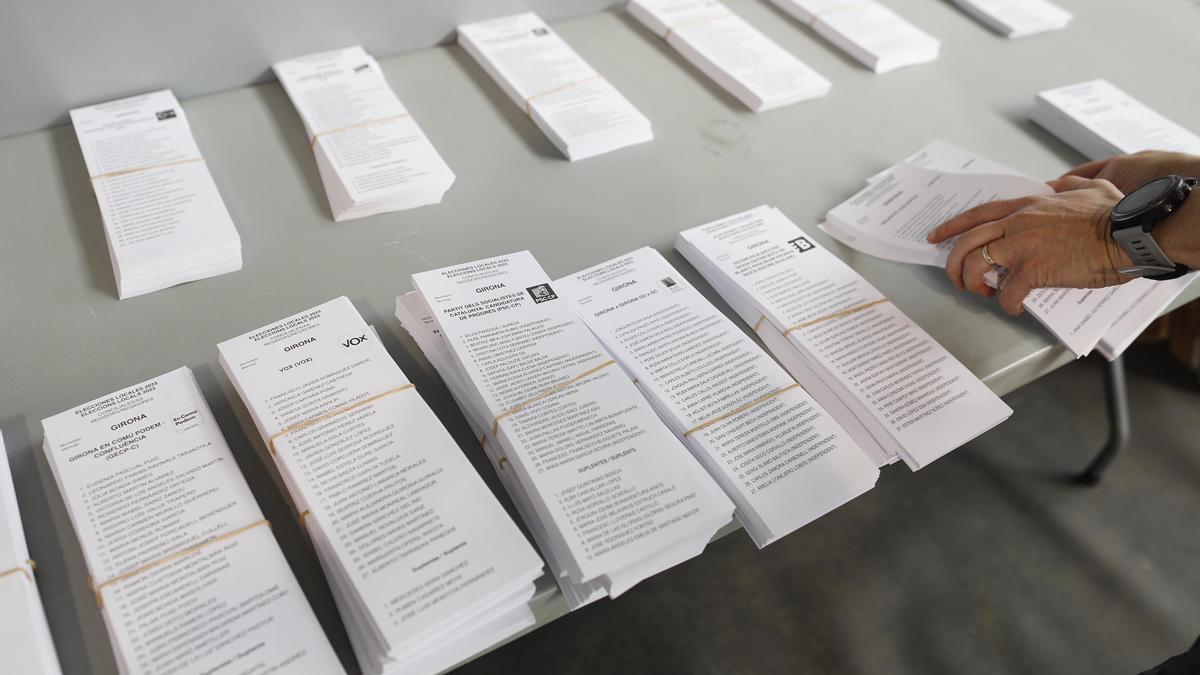 Paperetes preparades en un col·legi de Girona per a les municipals.