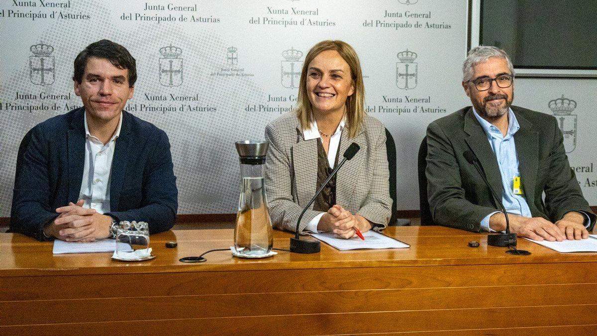 José Antonio Blanco, Covadonga Tomé y Carlos Aymerich presentan el informe sobre el peaje del Huerna.