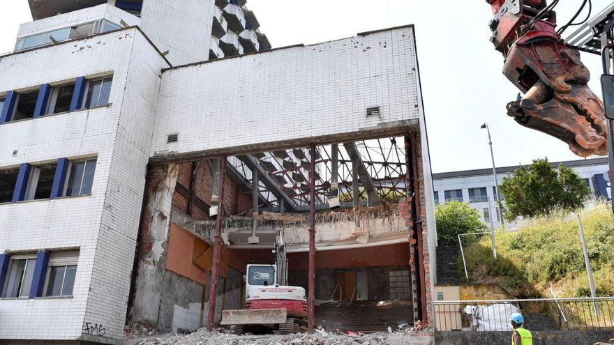 Las máquinas trabajan en la demolición del Hotel de Pacientes. | Carlos Pardellas