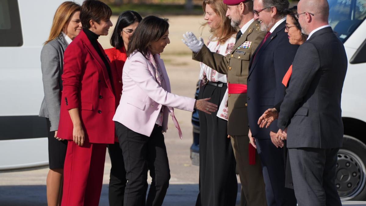 La ministra de Política Territorial, Isabel Rodríguez saluda a la alcaldesa mientras la ministra de Defensa, Margarita Robles, saluda al presidente de la Diputación.