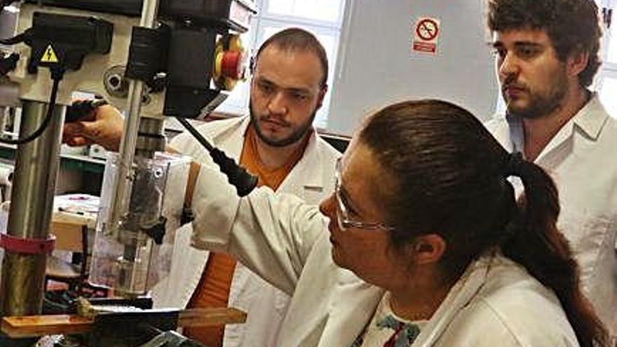 La profesora prepara una de las prácticas para los alumnos en el laboratorio de la Politécnica.