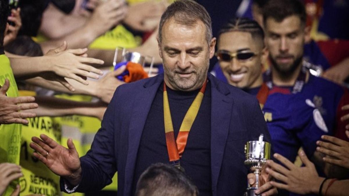 Flick desciende del palco del estadio de La Cartuja (Sevilla) tras ganar la final de la Copa al Madrid en la prórroga y con una réplica del trofeo en su mano.