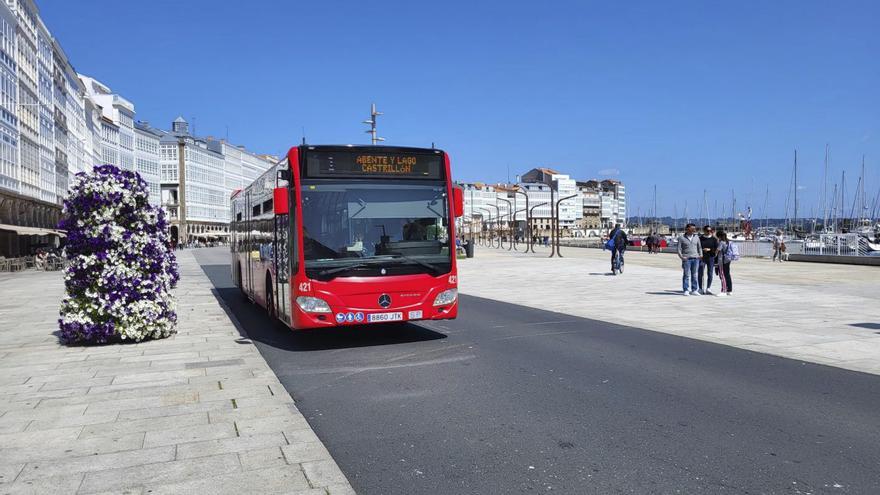 Un autobús urbano circula por la Marina.