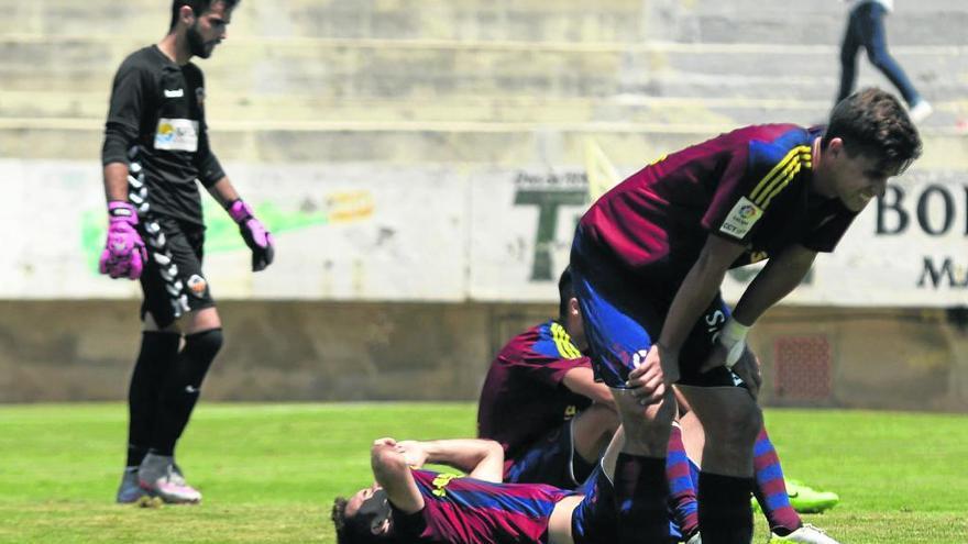 Jugadores del Poblense, desolados, tras caer eliminados ante el Castellón en la fase de ascenso.