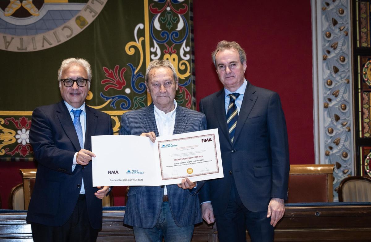 El consejero de Agricultura, Ganadería y Alimentación del Gobierno de Aragón, Javier Rincón; el presidente de Atades, Antonio Rodríguez Cosme; y el presidente de la Feria de Zaragoza, Jorge Villarroya.