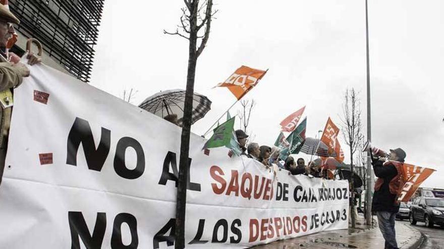 Monago tensa el conflicto de Caja Rural y acudirá al Banco de España