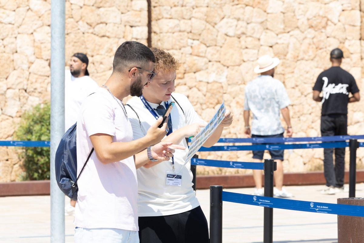 Los cruceristas arribados a Botafoch de Ibiza, en imágenes