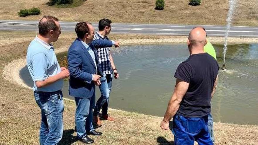 Crespo en su visita a la fuente ornamental de Lalín 2000.